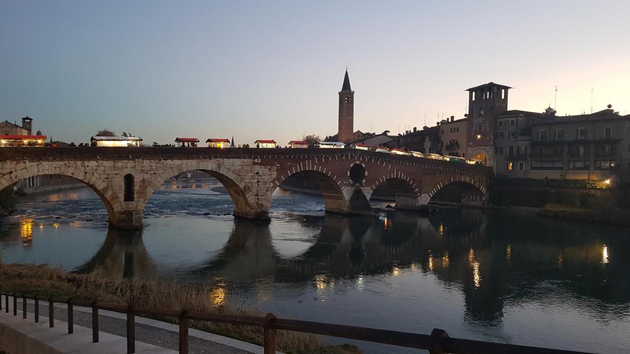 Palazzo Ponte Pietra Apartment Verona Exterior photo